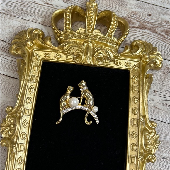 Elegant Gold Cat Brooch with Pearls and Green Eyes - Picture 3 of 6